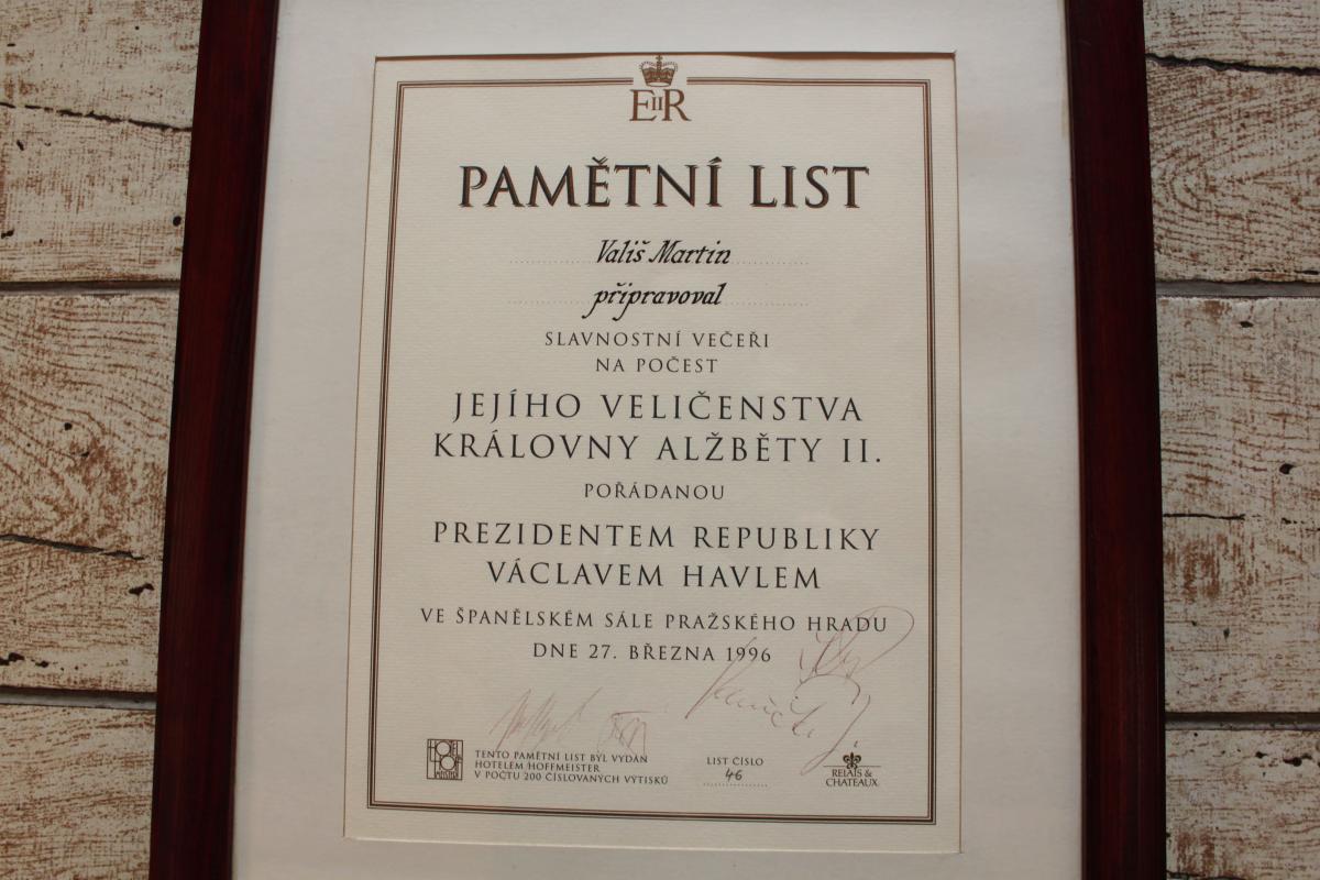 Interiér restaurace se dřevěnými stoly
