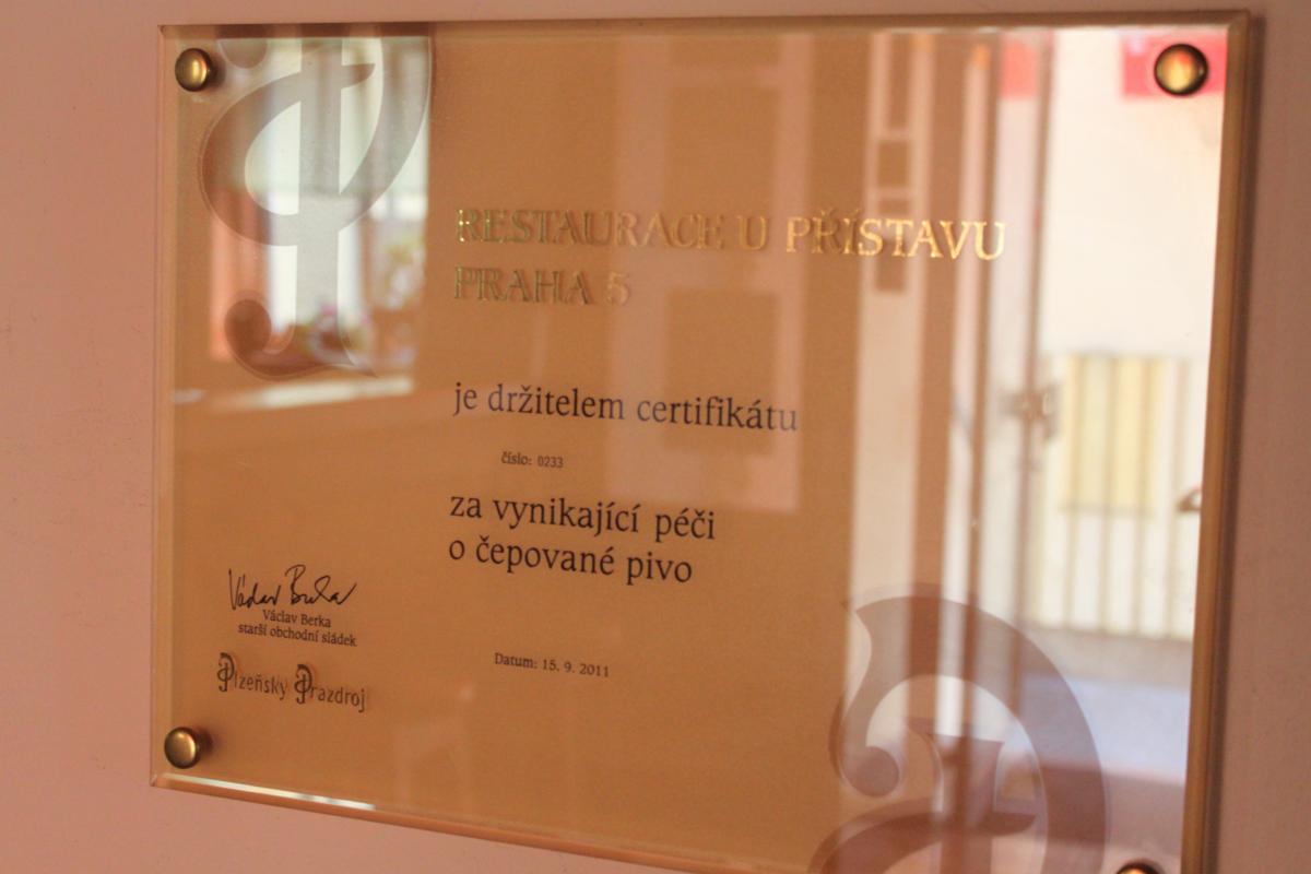 Prostřený stůl v restauraci